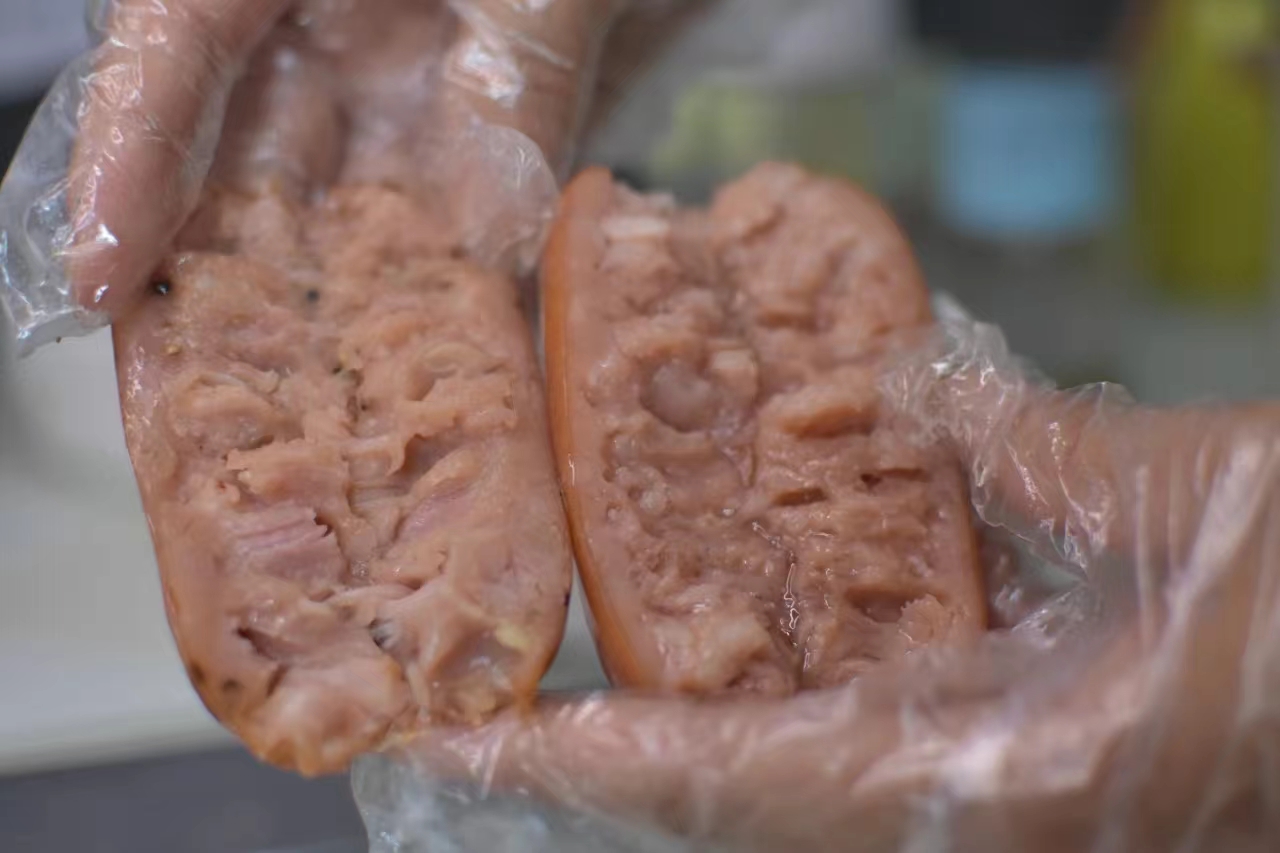 肉香四溢的烤肠测评：原味脆皮与黑胡椒地路肠，你更爱哪一款？